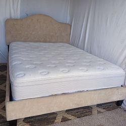 Queen Bed.  /Cama Queen