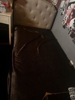 Vendo una cama twin  con colchón
