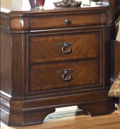 2 nightstands