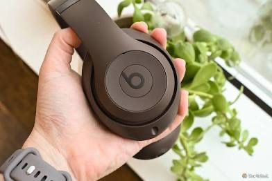 Brown beats Studio Pros