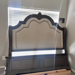 Base de cama king con cabecera tapizada estilo clásico