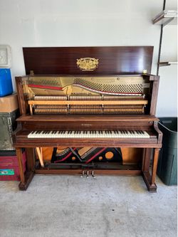 FREE Piano Bar