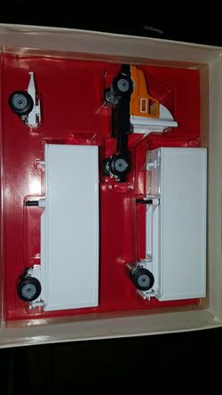 New in box WINROSS 1/64 scale Yellow double Freightliner