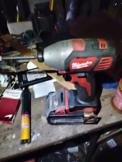 Milwaukee 1/4 hex impact driver with 5 m18 lithium batteries plus m18 6 pack charger