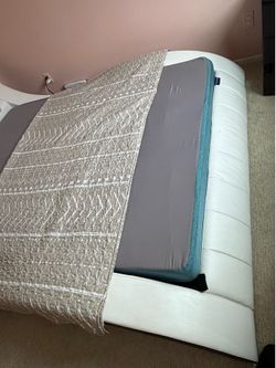 Queen size bedframe