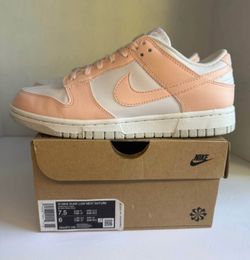 NIKE DUNK LOW Women’s Size 7.5