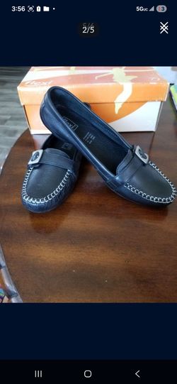 New Women's shoes size 8