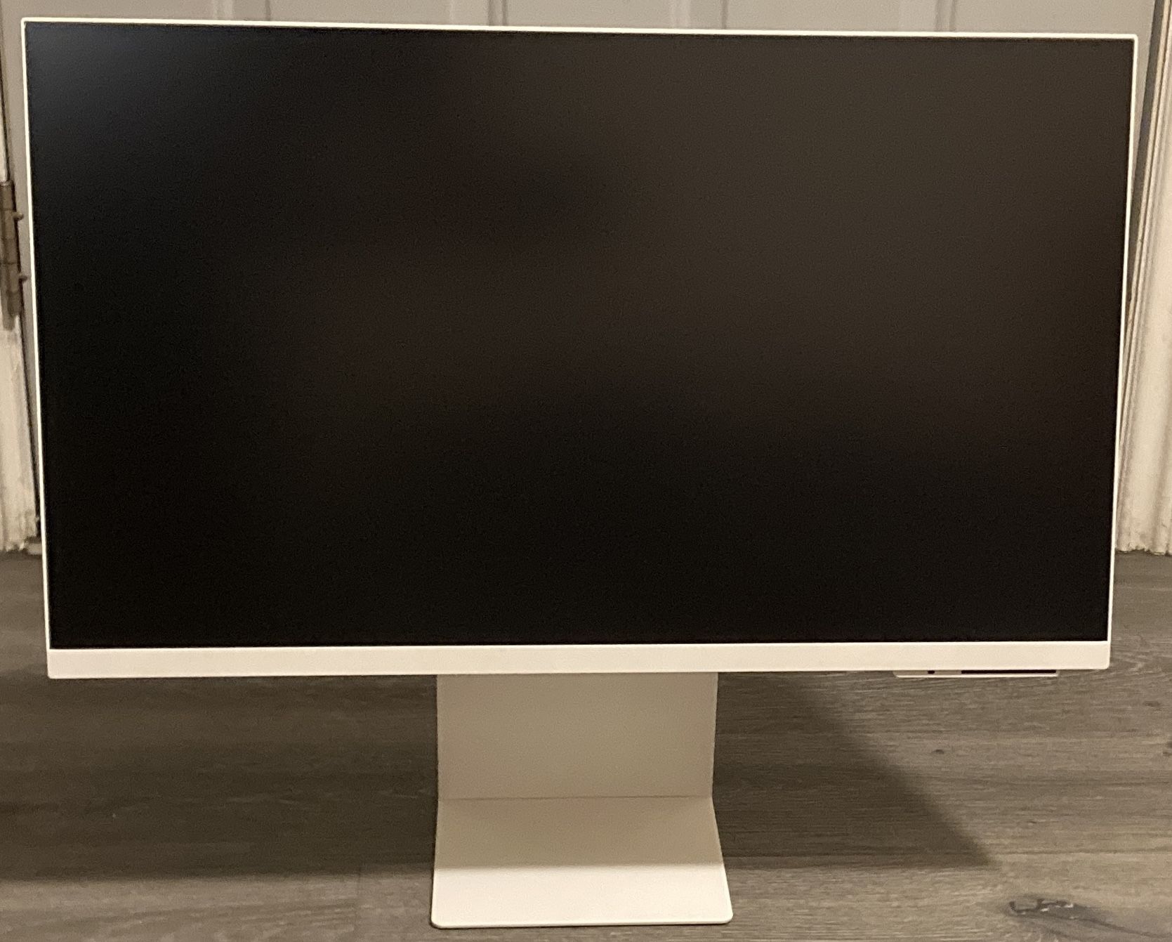 SAMSUNG 27" M80C UHD Computer Monitor