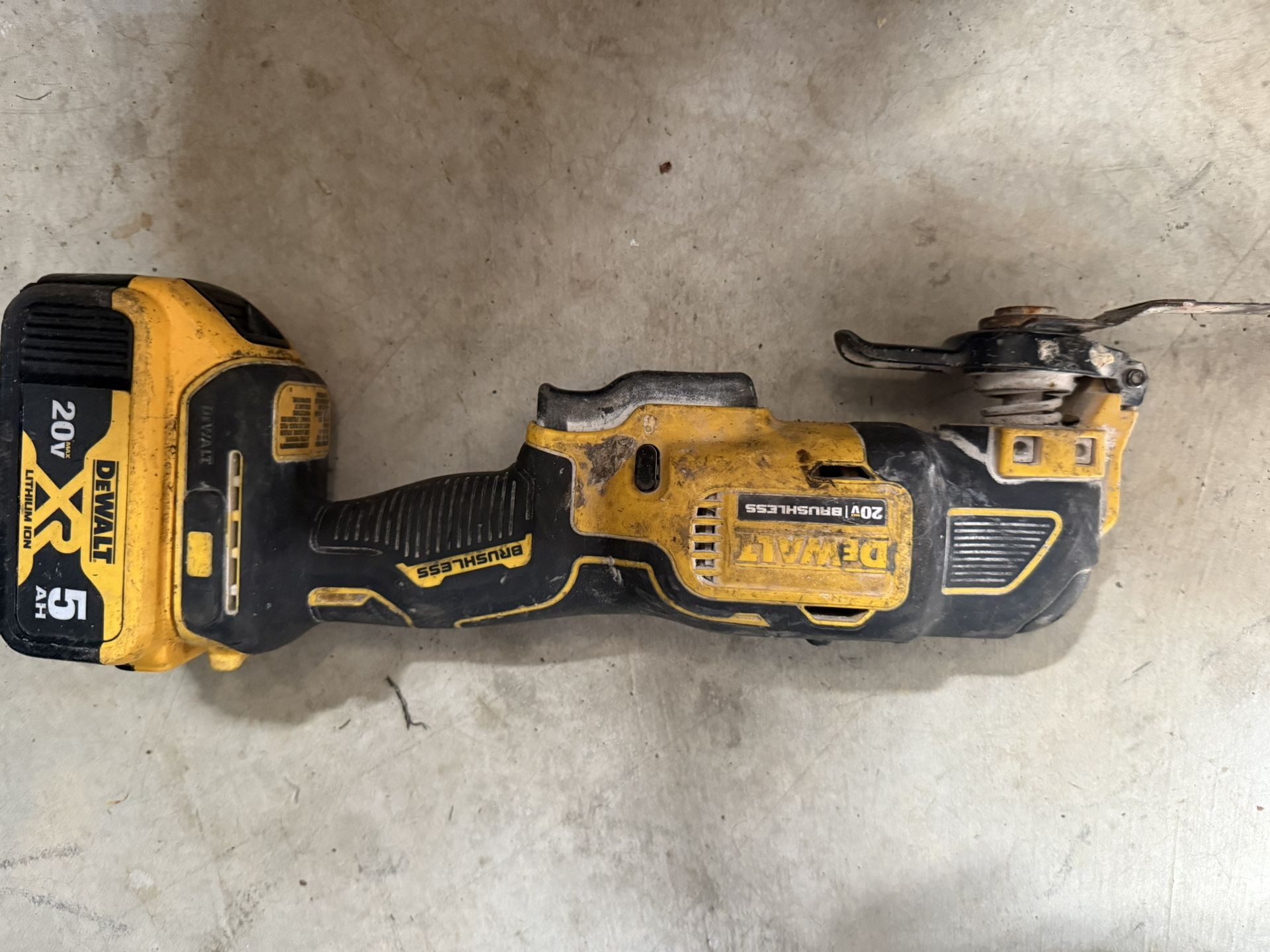 DeWalt 20V XR Brushless Oscillating Multi-Tool – Atomic Series + 5Ah Battery