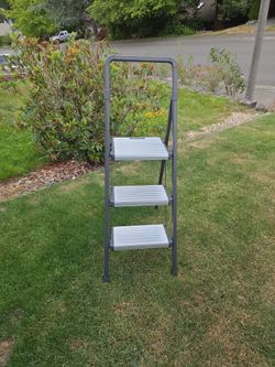 Cosco 3 step fold up ladder