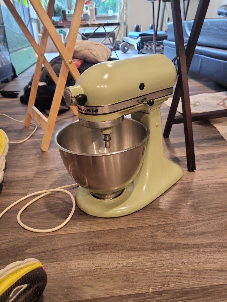 Vintage Avocado GREEN KITCHENAID MIXER