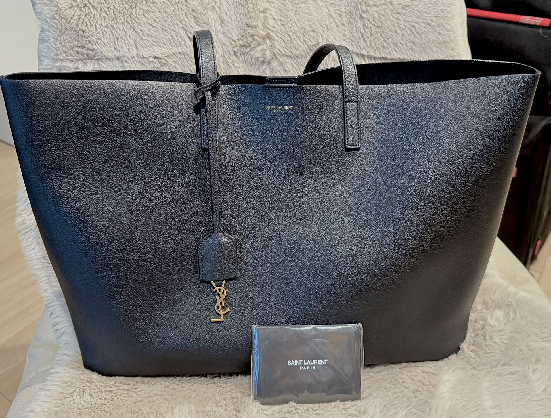 (BLACK) Saint Laurent Tote Bag in Leather