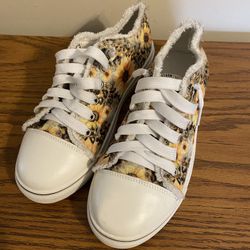 Like New Woman’s Cute Slip On Sunflower Sneakers Size 38 Or American Size 7.5