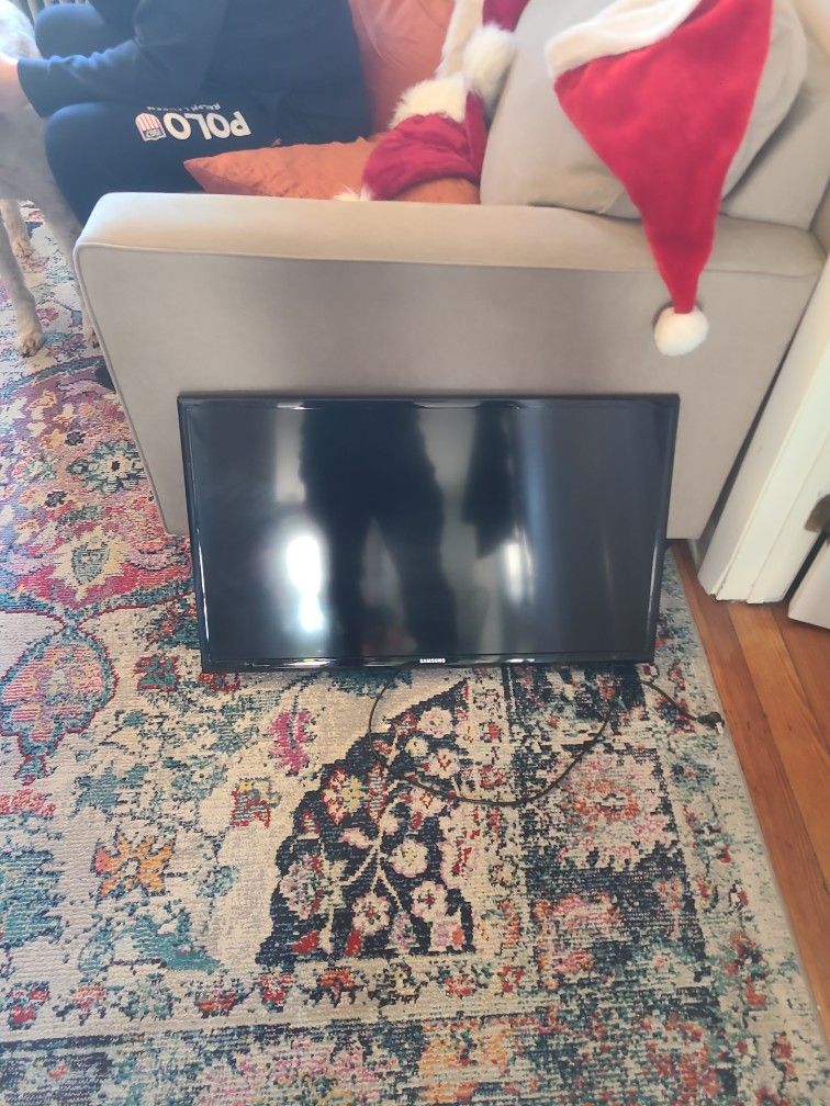 Samsung 32 Inch With Swivel Wall Mount And Control