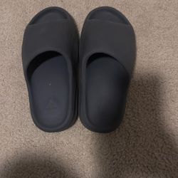 Yezzy Slides Size 8 