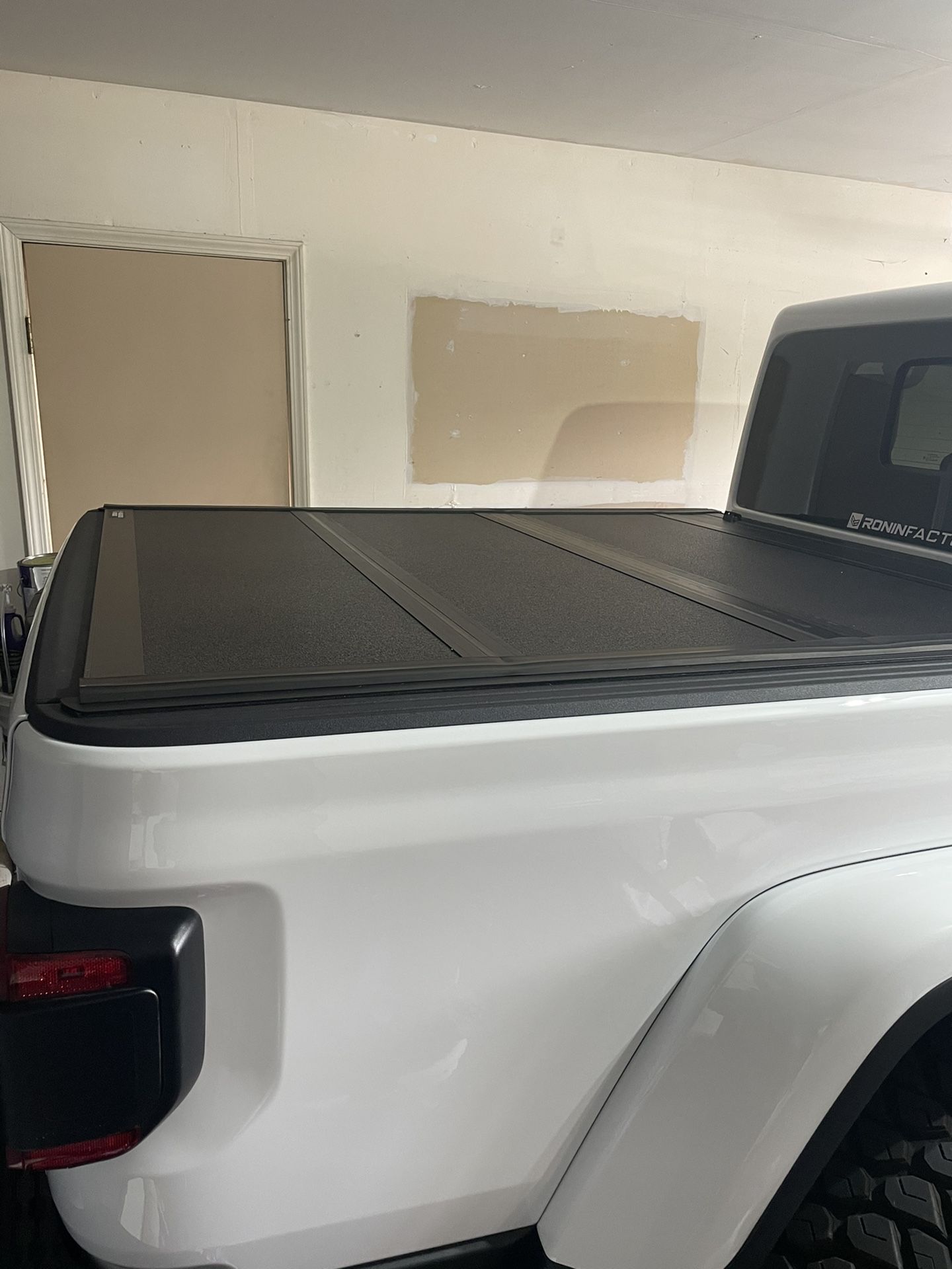 Rugged Ridge Tri Fold Cover Hard Toneau Jeep Gladiator