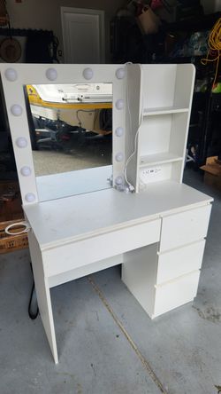 Girls Vanity with mirror and lights
