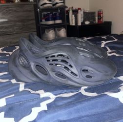 Yeezy foam runners mineral blue 11