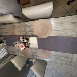 I'm selling this dining room. It's in good condition and can accommodate 6 people. Call me if you're interested.