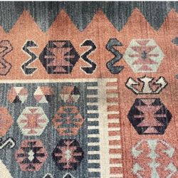 7’ x 10’ rug-low traffic area! Great condition