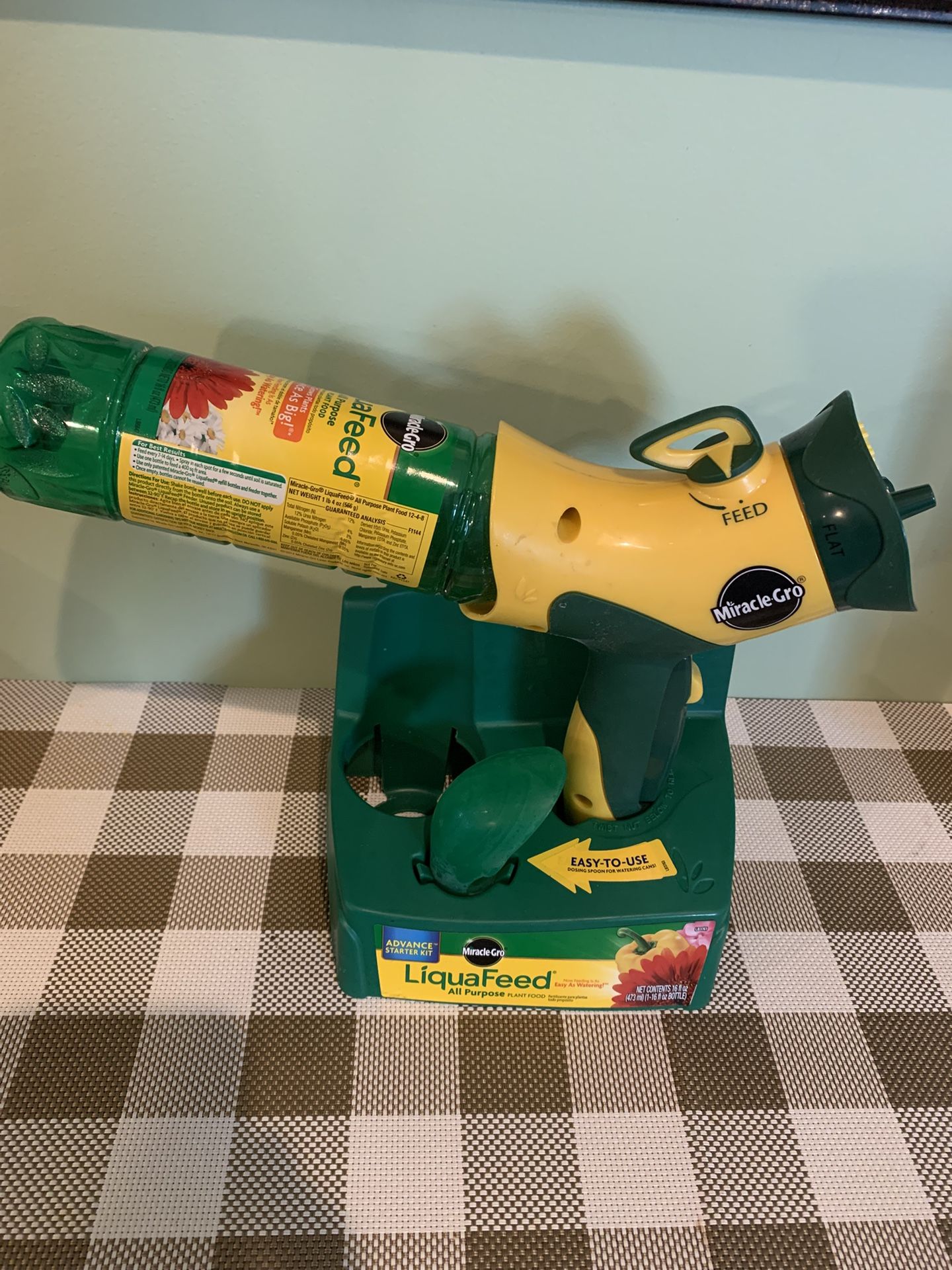 Miracle Gro Liquid Fertilizer Sprayer, Multiple Spray Patterns, Shut Water On/off Switch, Lock Water On, Storage Caddy