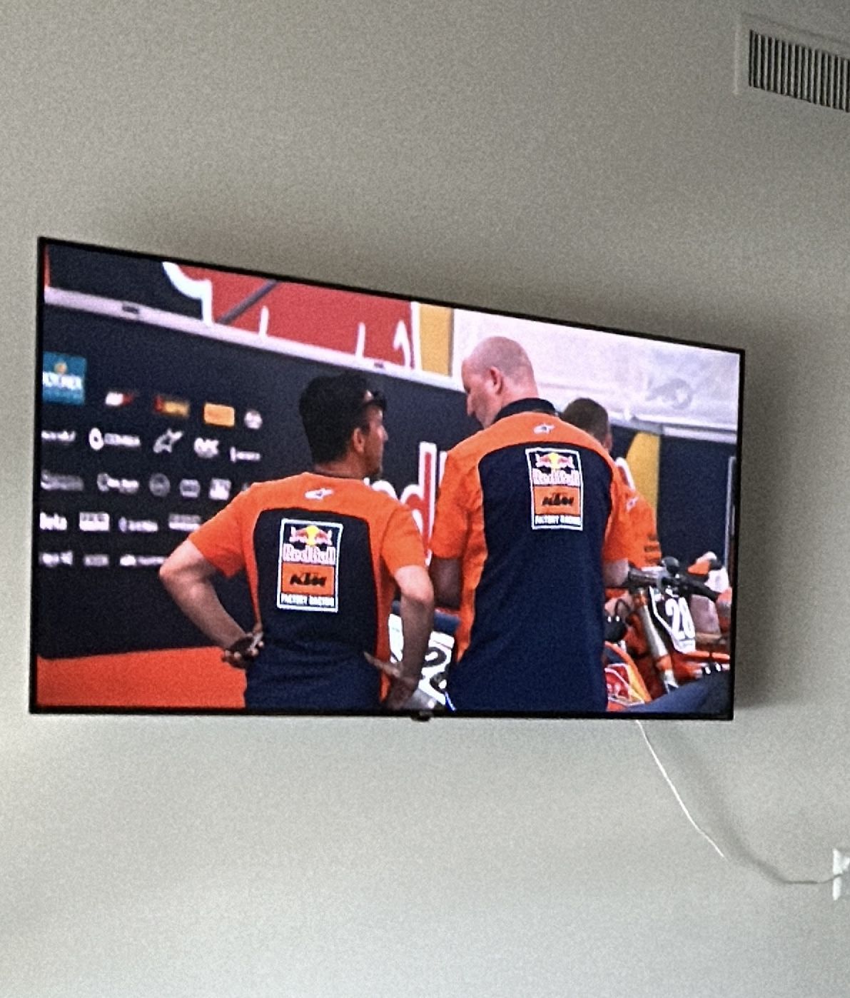 65” Smart tv + Adjustable Wall Mount