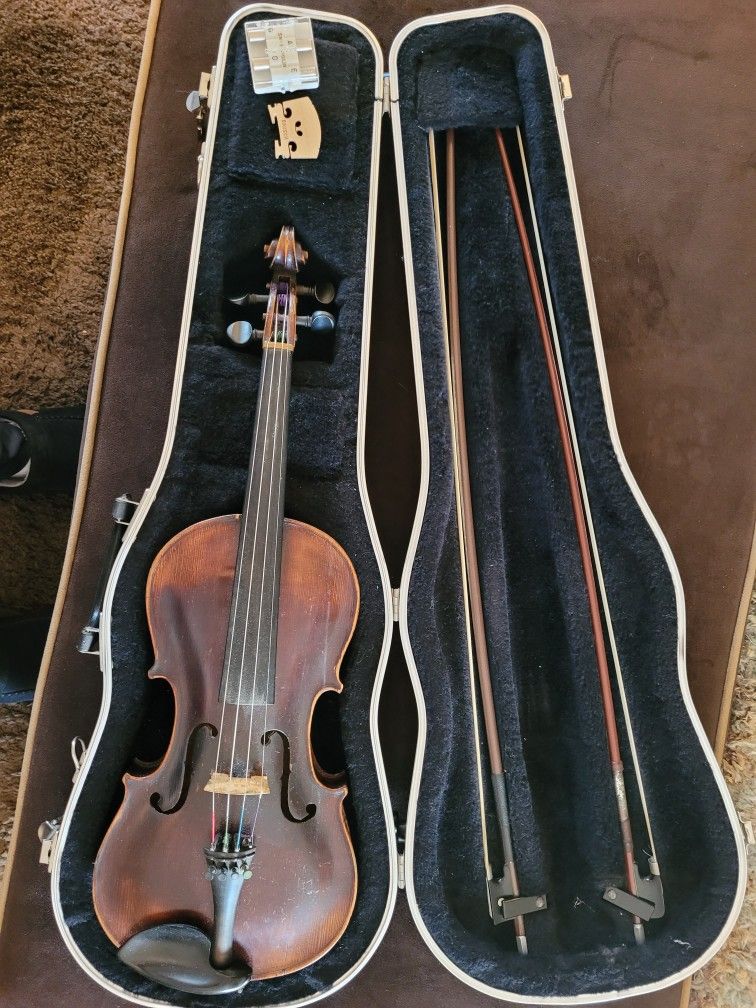 Violin, 2 bows. and case