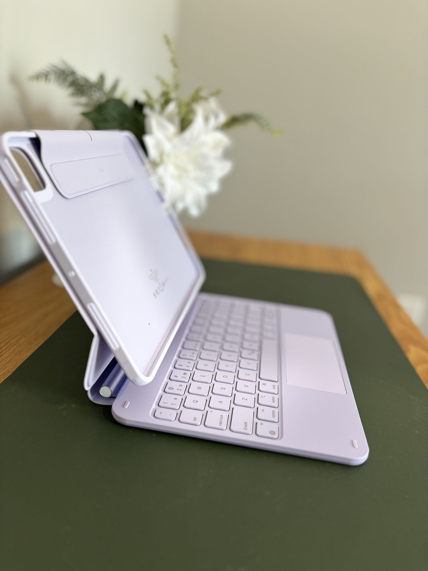 ESR 360 Magnetic Keyboard Case for iPad Pro 11” (2024) – New Open Box