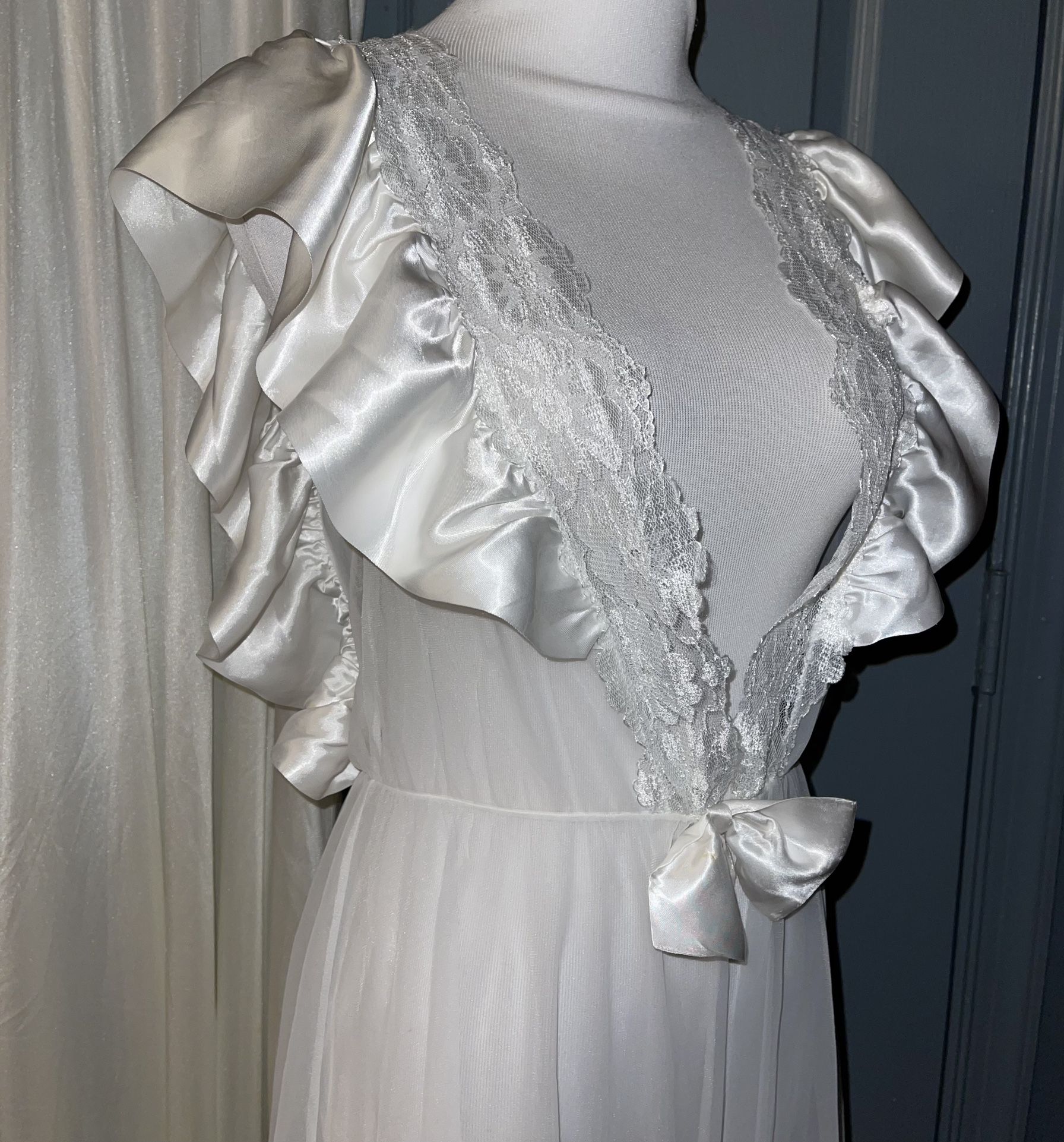 Val Mode Vintage Nylon Lace, Waffles Satin Trim Ivory Nightgown & Robe Set . 