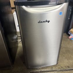 Danby DAR033A6BSLDB Contemporáneo Clásico Compacto Todo Refrigerador