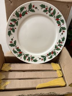 Christmas Plates.  4 PC BUFFET PLATE SET AMERICAN HOLLY new in box  only  $10 eachs 