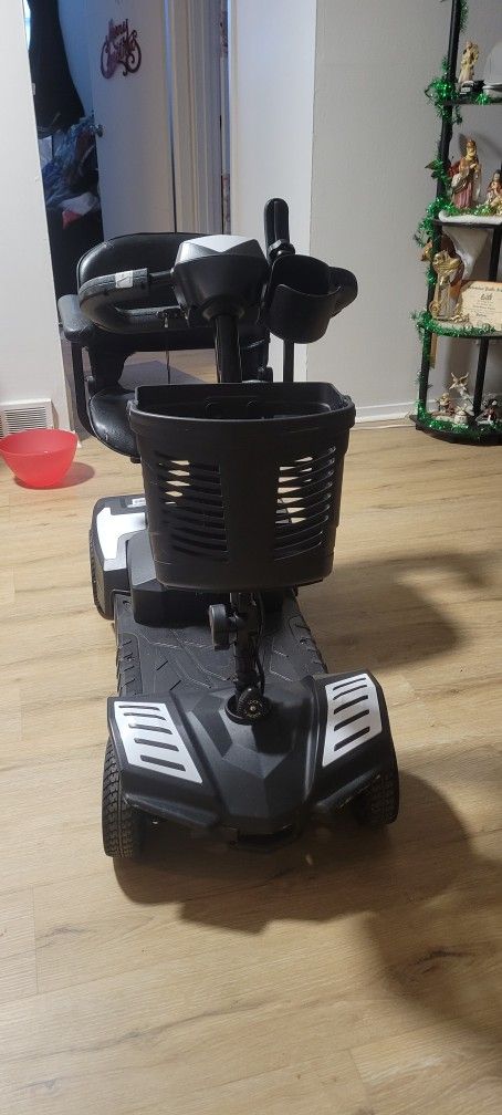 SCOUT POWER SCOOTER/ POWER CHAIR