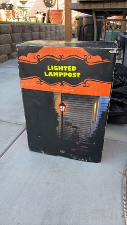 Halloween Lighted lamppost.