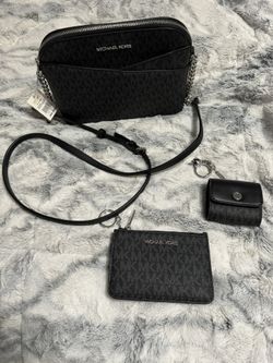Michael Kors Purse w/matching accessories.