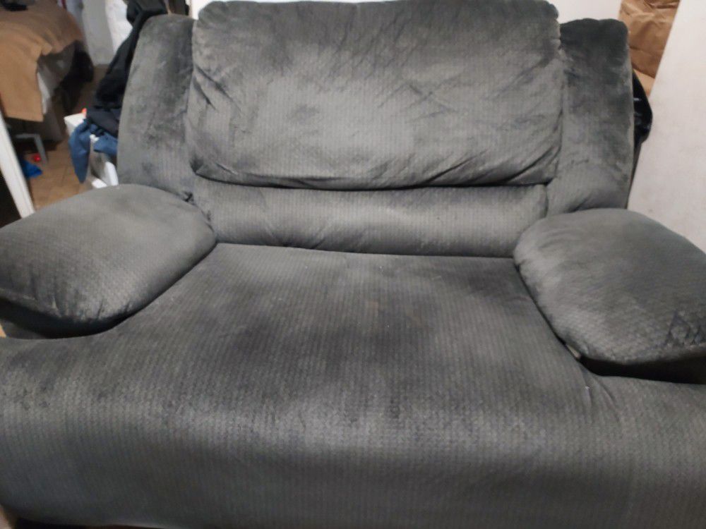 Selling  A Recliner  Big Boy  Call Emilio @(contact info removed)