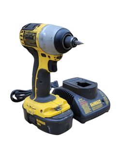 DEWALT 18V 1/4" Impact Driver Combo Set (DC825) - Working Excellent!