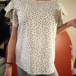 LOVELY LIGHTWEIGHT DRESSUP OR CASUAL TOP!