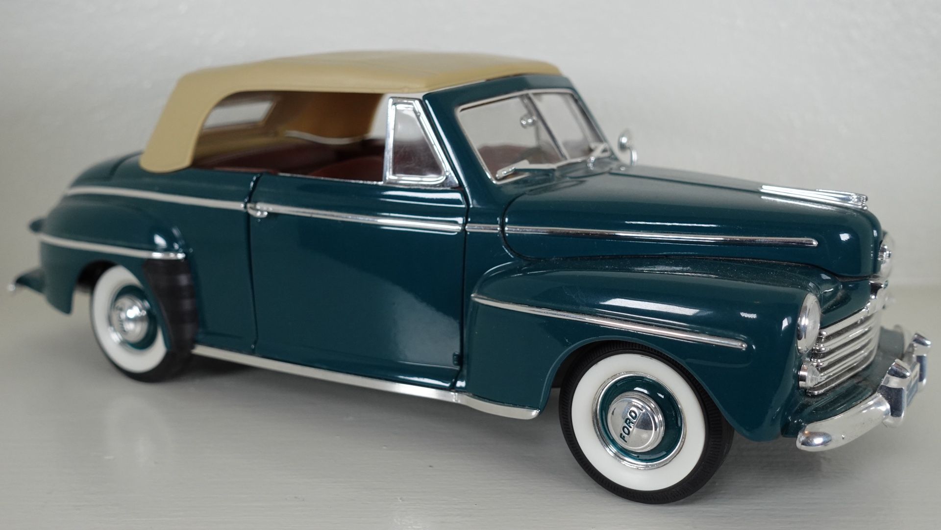 Road Signature 1948 Ford Convertible 1/18 Diecast
