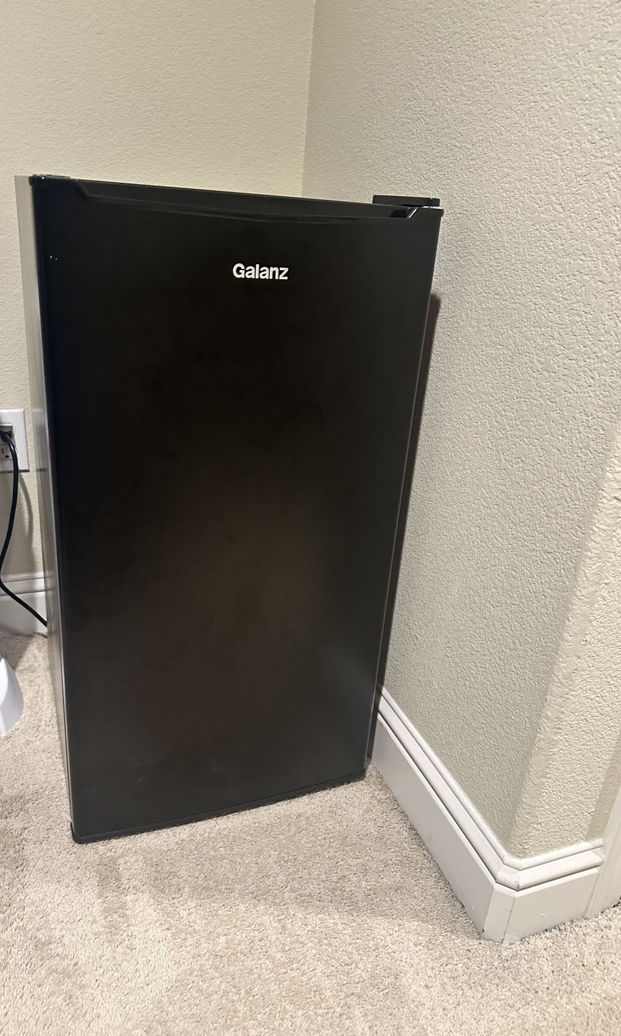 Galanz 3.3 Cu ft One Door Mini Fridge, Black Estar