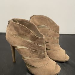 Ladies high heels US size 5.5 heel size 3.5 inches long in excellent condition as seen in pictures.