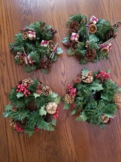 4 mini wreaths