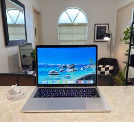 MacBook Pro 2017 13in Retina - MacOS Sequoia