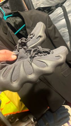 Tenis deportivos Yeezy Adidas para hombre size 6.5
