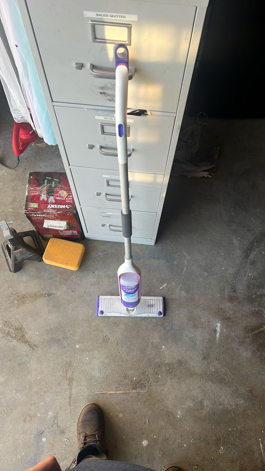 Swiffer Power Mop With Extra Cartridge Of Cleaner