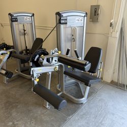 Cybex VR3 leg extension and leg curl in like new condition, Commercial gym equipment. Mint condition