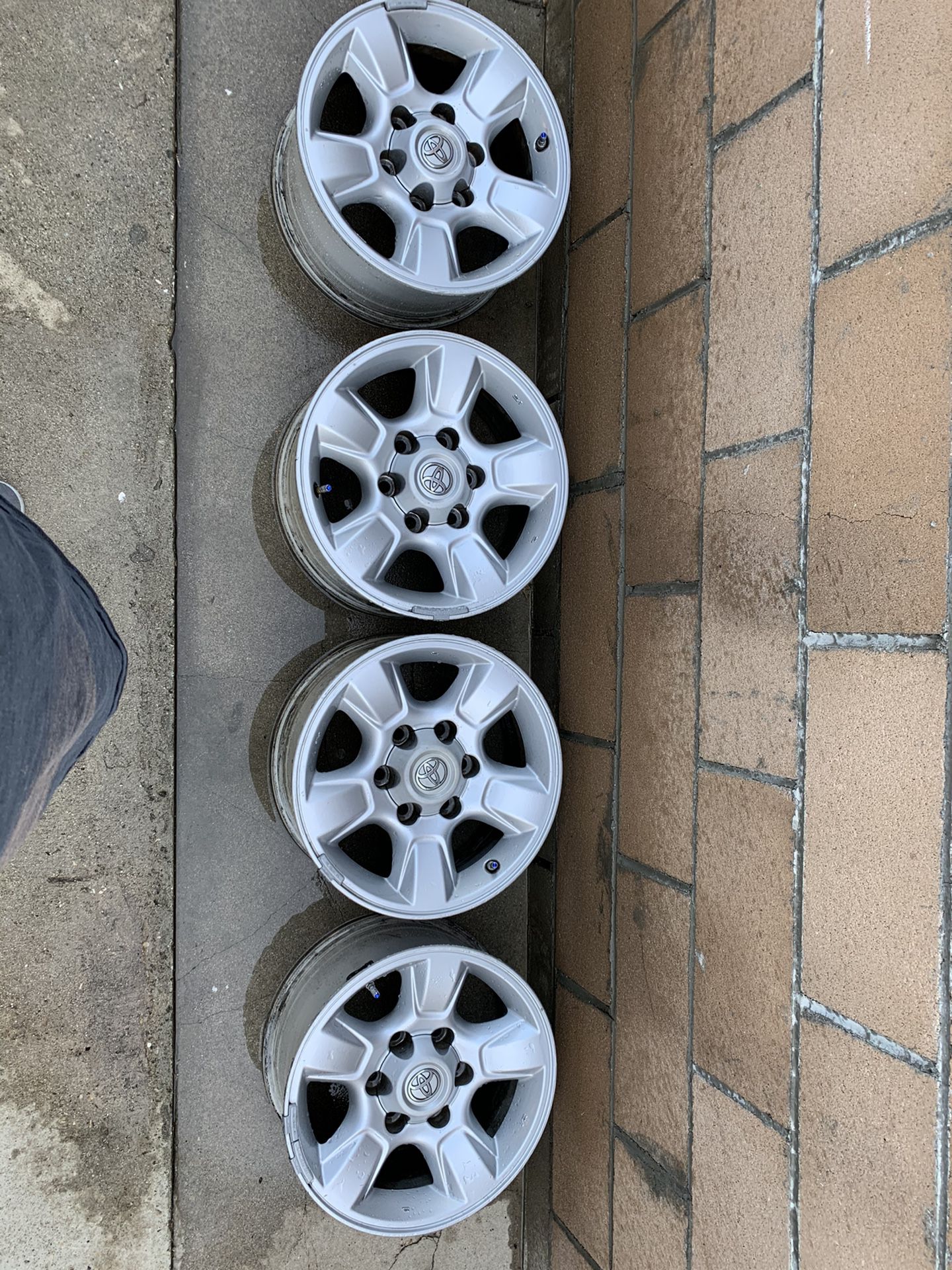 Tundra wheels 17” like new