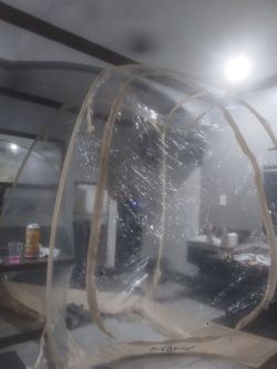Esta es una carpa de burbujas inflable de PVC, ideal para acampar o crear invernaderos en el jardín.