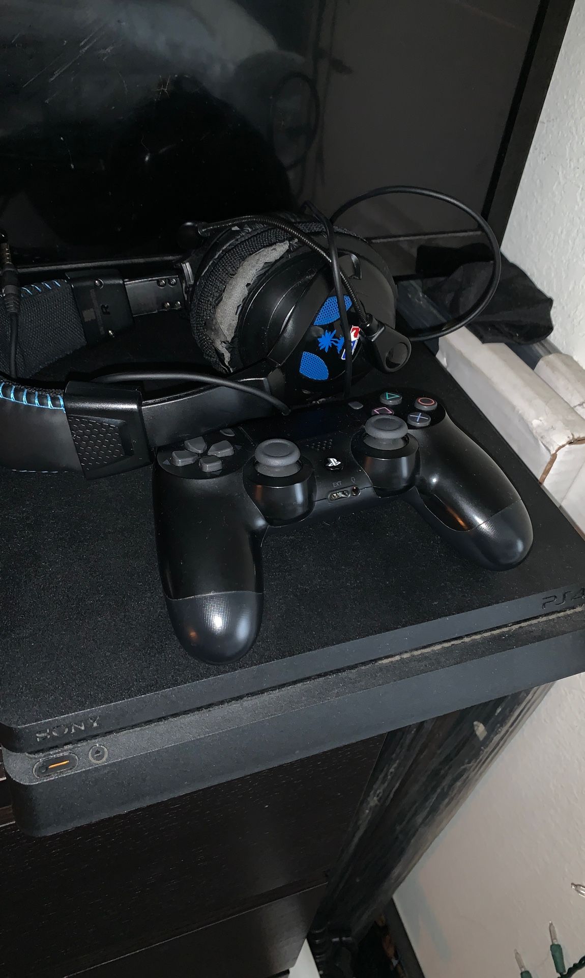 PS4 slim 500 gb with headset and 5 games