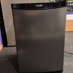 Danby mini Fridge 