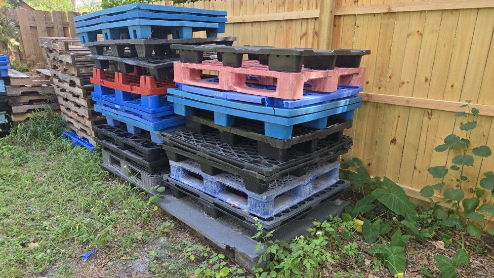 Plastic Pallets Pick Up
